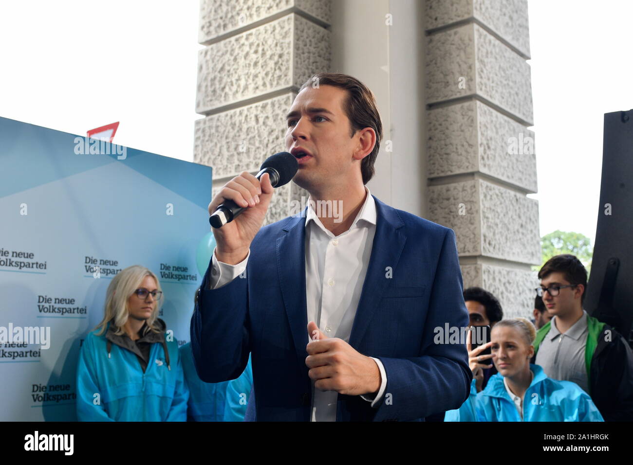 Wien, Österreich. 27. September 2019. Beginn der letzten Offensive mit Sebastian Kurz, Spitzenkandidat der Neuen Volkspartei Österreich für die Nationalratswahl 2019 in Lichtenfeldgasse 7 im 1. Bezirk in Wien am 27. September 2019. Kredit: Franz Perc / Alamy Live News Stockfoto