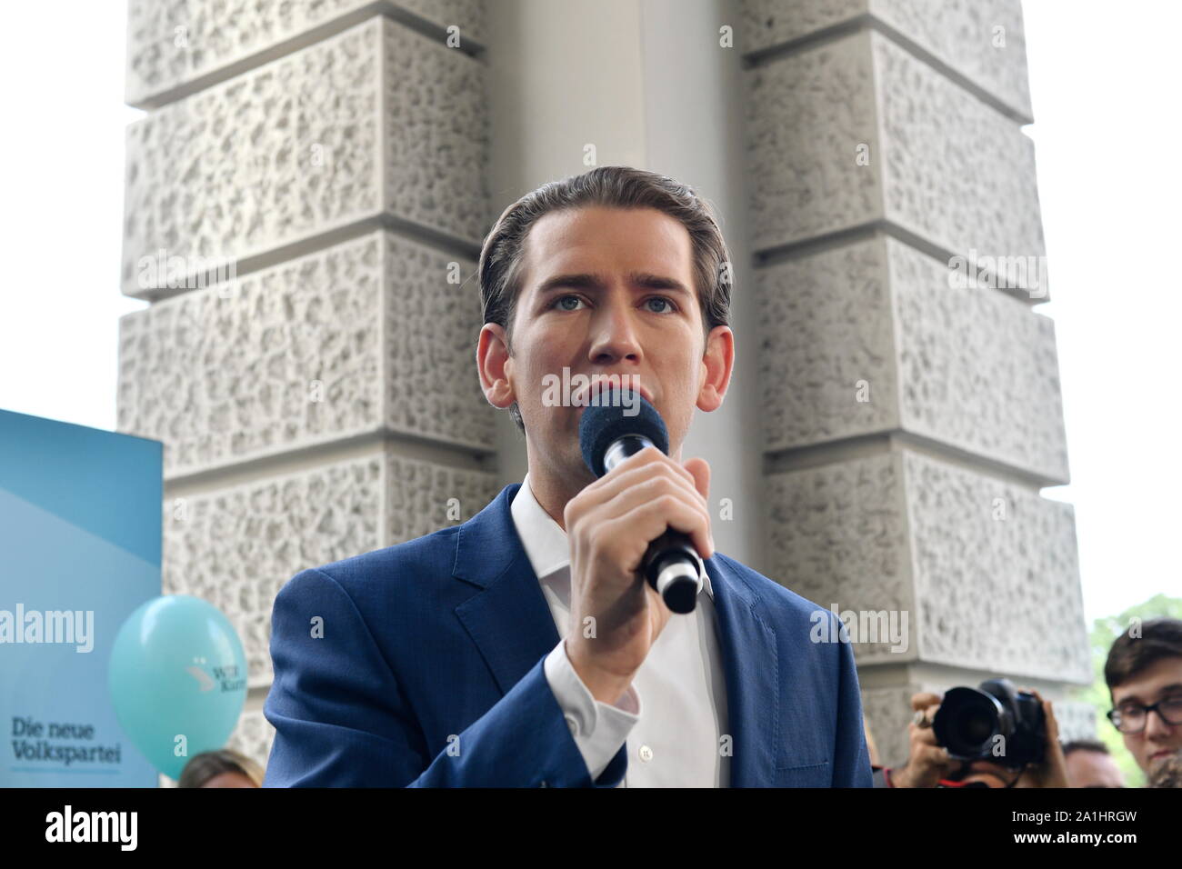 Wien, Österreich. 27. September 2019. Beginn der letzten Offensive mit Sebastian Kurz, Spitzenkandidat der Neuen Volkspartei Österreich für die Nationalratswahl 2019 in Lichtenfeldgasse 7 im 1. Bezirk in Wien am 27. September 2019. Kredit: Franz Perc / Alamy Live News Stockfoto