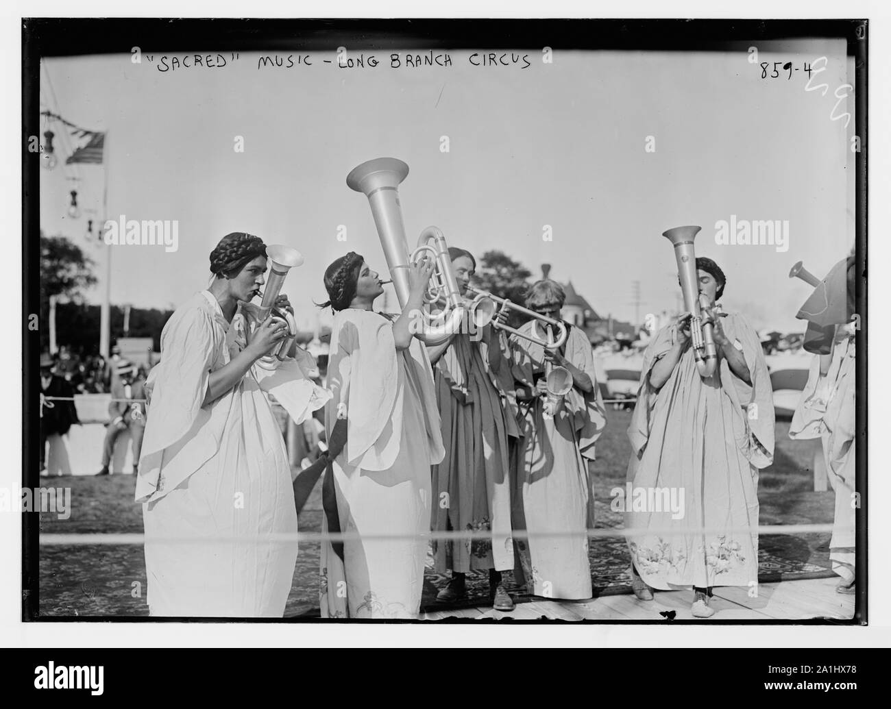 Musiker spielen Kirchenmusik, Gesellschaft, Zirkus, Long Branch Stockfoto