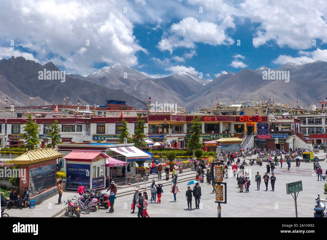 Blick auf den berühmten Barkhor Straße Platz in Lhasa, Tibet Stockfoto