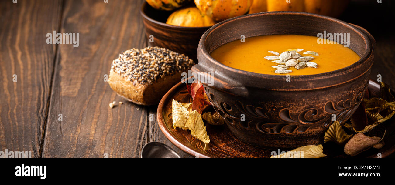 Vegetarisch Herbst Kürbis creme Suppe Stockfoto