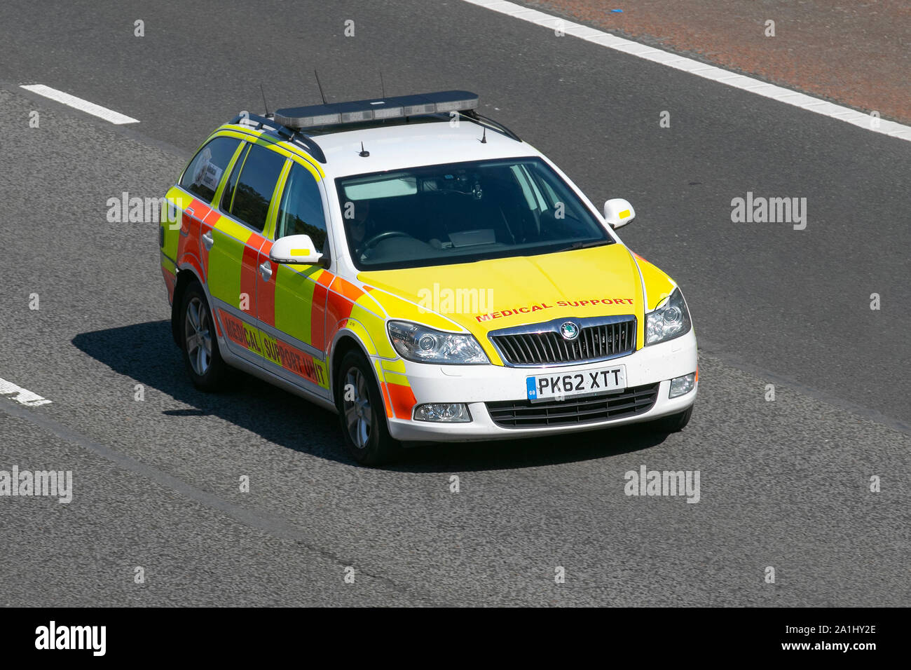 Škoda Octavia TDI CR 4X4 Medical Support Unit, United Kingdom Special Forces Medical Group; UK Vehicular Traffic, Transport, Modern, Saloon Cars, fahren Sie auf der Autobahn M6 mit 3 Fahrspuren in südlicher Richtung. Stockfoto