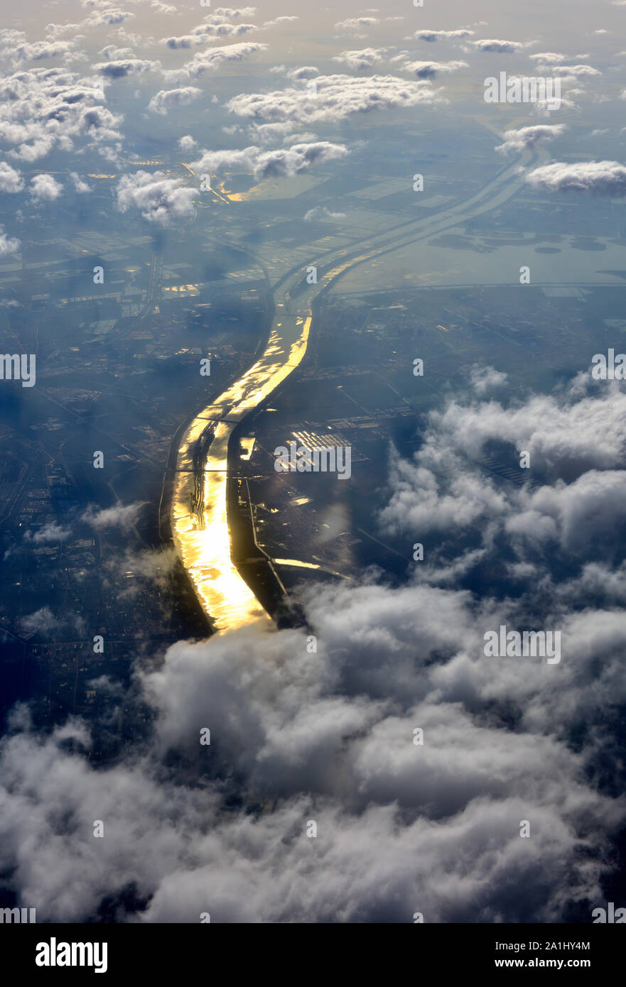 Lichtstrahlen über Golden River mit Reflexionen Stockfoto