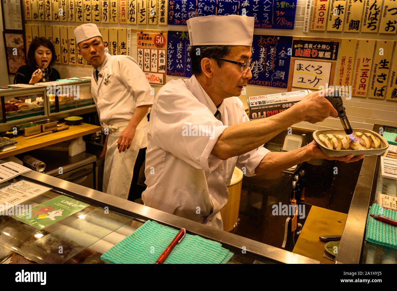 Männer arbeiten eine Sushi Bar, Shibuya, Tokio, Japan Stockfotografie -  Alamy