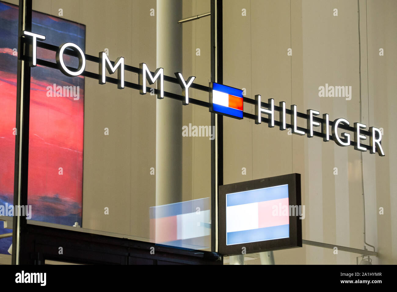 Tommy Hilfiger Logo auf Kungsportavenyen in Göteborg gesehen. Stockfoto