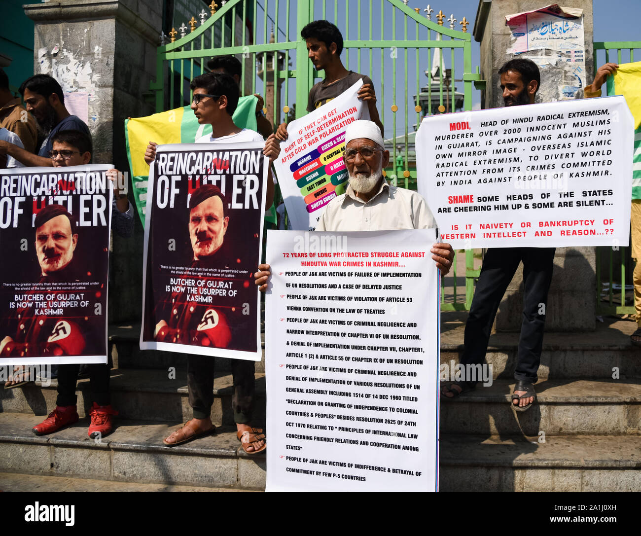 Die Demonstranten halten Plakate hoch, während die Einschränkungen in Srinagar. Nach der Aufhebung von Artikel 370, die den besonderen Status in Jammu und Kaschmir gibt, staatlichen Behörden auferlegten Beschränkungen in Kaschmir haben Proteste zu verhindern. Stockfoto