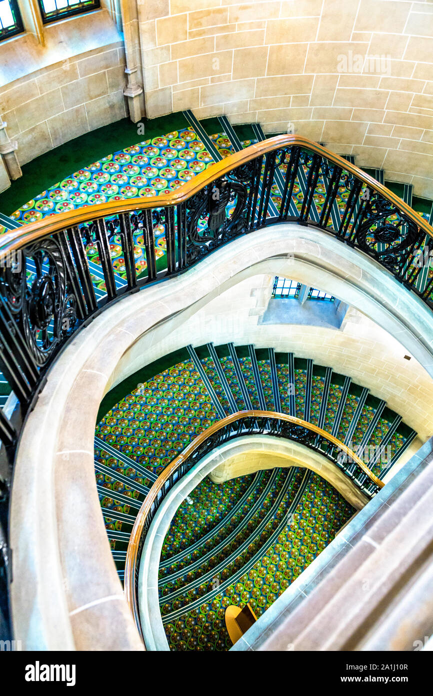 Die große Treppe mit einem grünen Teppich bestickt mit den Symbolen der vier Nationen Großbritannien, Innenraum des Supreme Court, London, UK Stockfoto