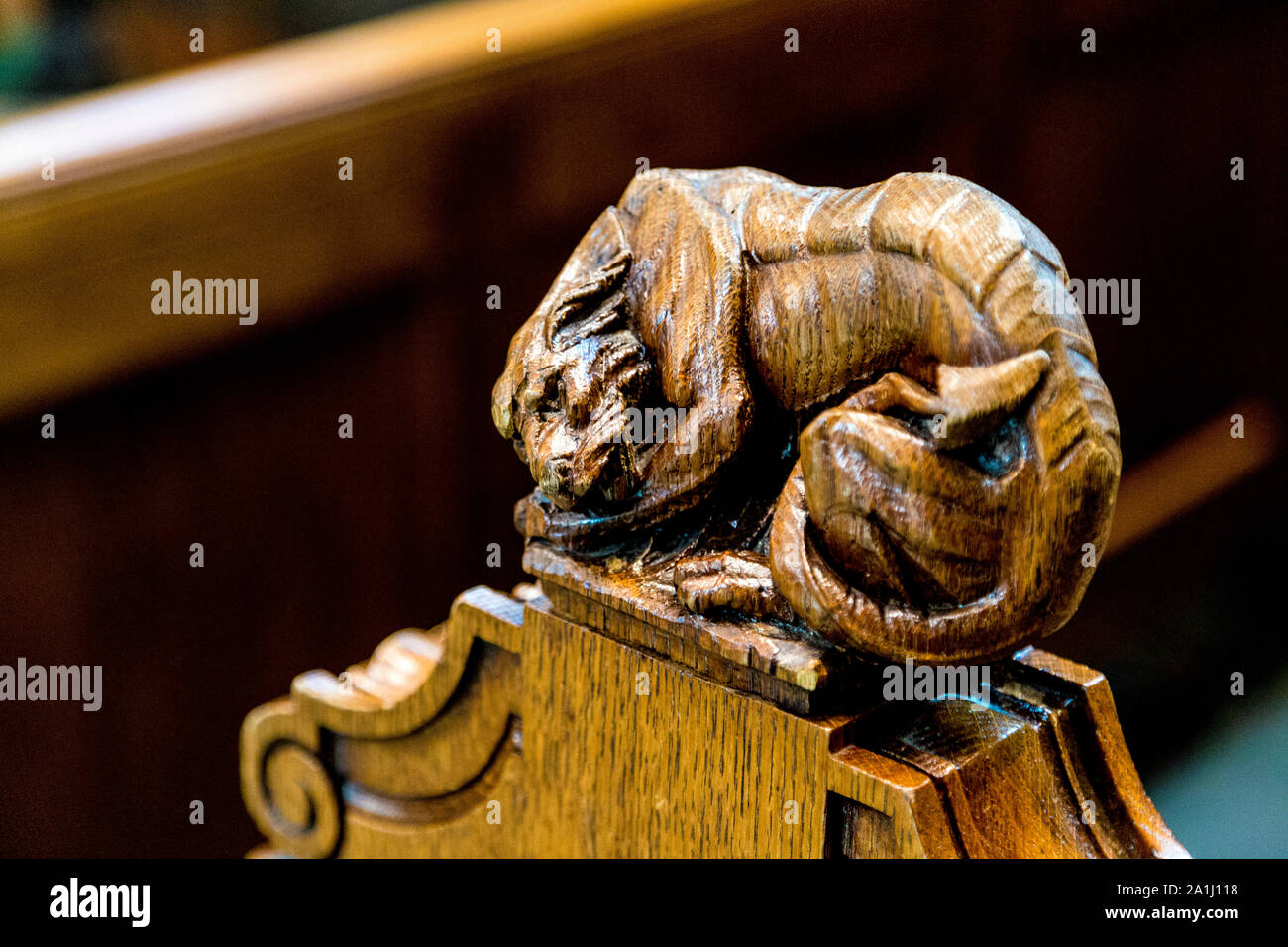 Nahaufnahme einer Bank mit einem aus Holz geschnitzte Wappentier, Innenraum des Supreme Court, London, UK Stockfoto
