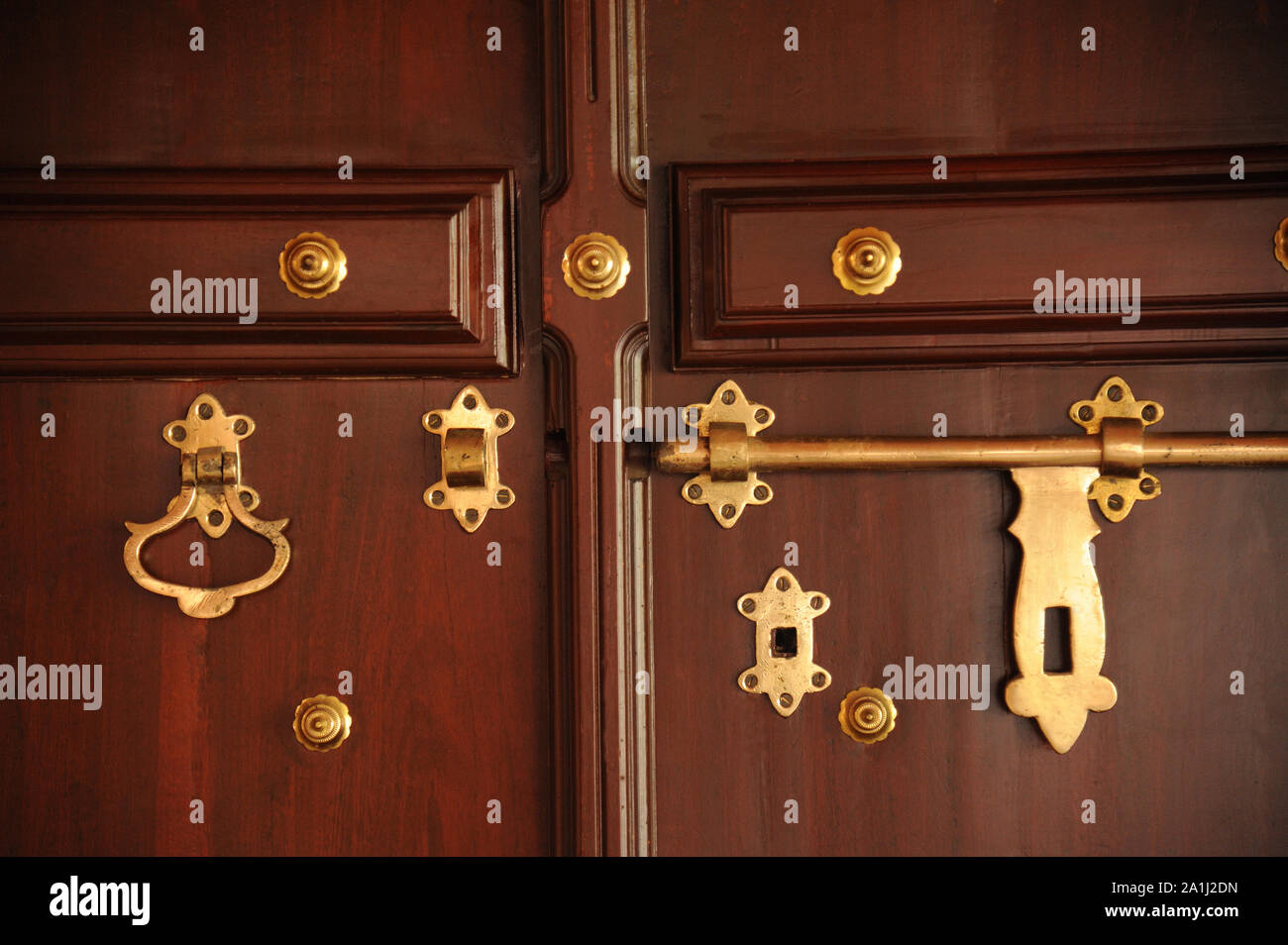 Kochi / Cochin Kerala, Indien, Südostasien - Nov. 2017: Dekorative Messing Verriegelung der Tür Stockfoto