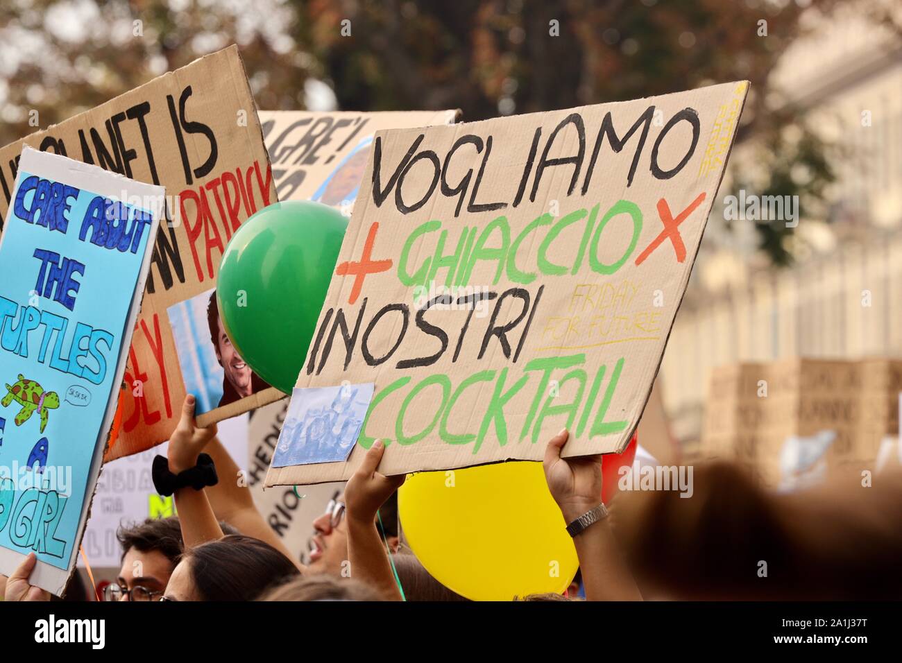 Turin, Italien. September 2019. Freitag für Zukünftige Aktivisten streiken und demonstrieren mit selbstgemachten Schildern während des Global Climate Strike. Kredit: MLBARIONA/Alamy Live News Stockfoto