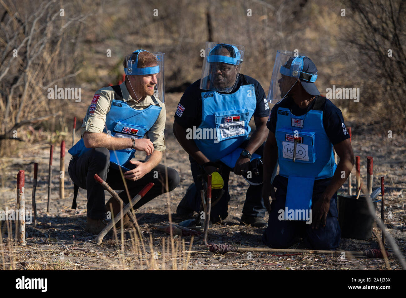 Der Herzog von Sussex und Halo Regional Manager Jose Antonio (Mitte) treffen Mein klarer Jorge Joao Cativa in einem Minenfeld in Dirico, Angola, bei einem Besuch die Arbeit der Minenräumung Nächstenliebe der Halo Trust, an Tag 5 der Royal Tour durch Afrika zu sehen. Stockfoto