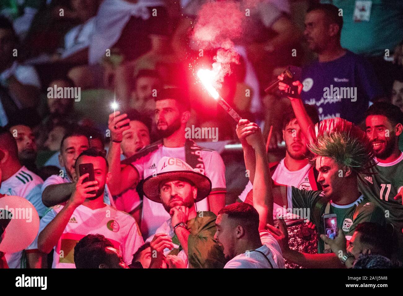 Kairo, Ägypten - 23. Juni: Algerien fans off Flares während der 2019 Afrika Cup Gruppe C Match zwischen Algerien und Kenia am 30. Juni Stadion o Stockfoto