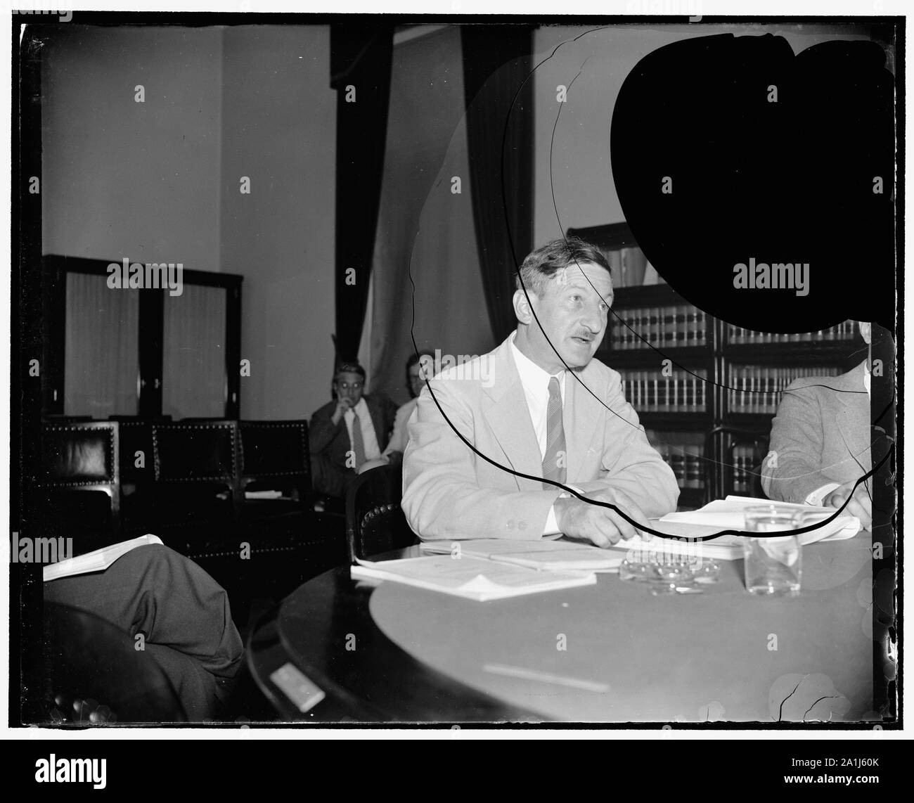 NLRB General Counsel verteidigt Board vor dem Haus Arbeit Ausschuss. Washington, D.C., 31. Charles Fahy, General Counsel für die National Labor Relations Board, erklärte ein Haus Ausschuss für Arbeit heute, dass die Wagner Act Verfahren in der Arbeit Mühe ist "fair, voll, und Klang." Er sagte: "Es ist so gemäßigt, dass es in wesentlichen Punkten geändert werden, bedeutet für die Stärkung Es sollte angestrebt werden, "Vor dem Fahy seine 100 Seiten lesen, Vorsitzender des Vorstands J. Warren Madden, sagte, dass eine strenge Definition der Bereiche für Tarifverhandlungen Einheiten einen "Schritt zurück". Stockfoto