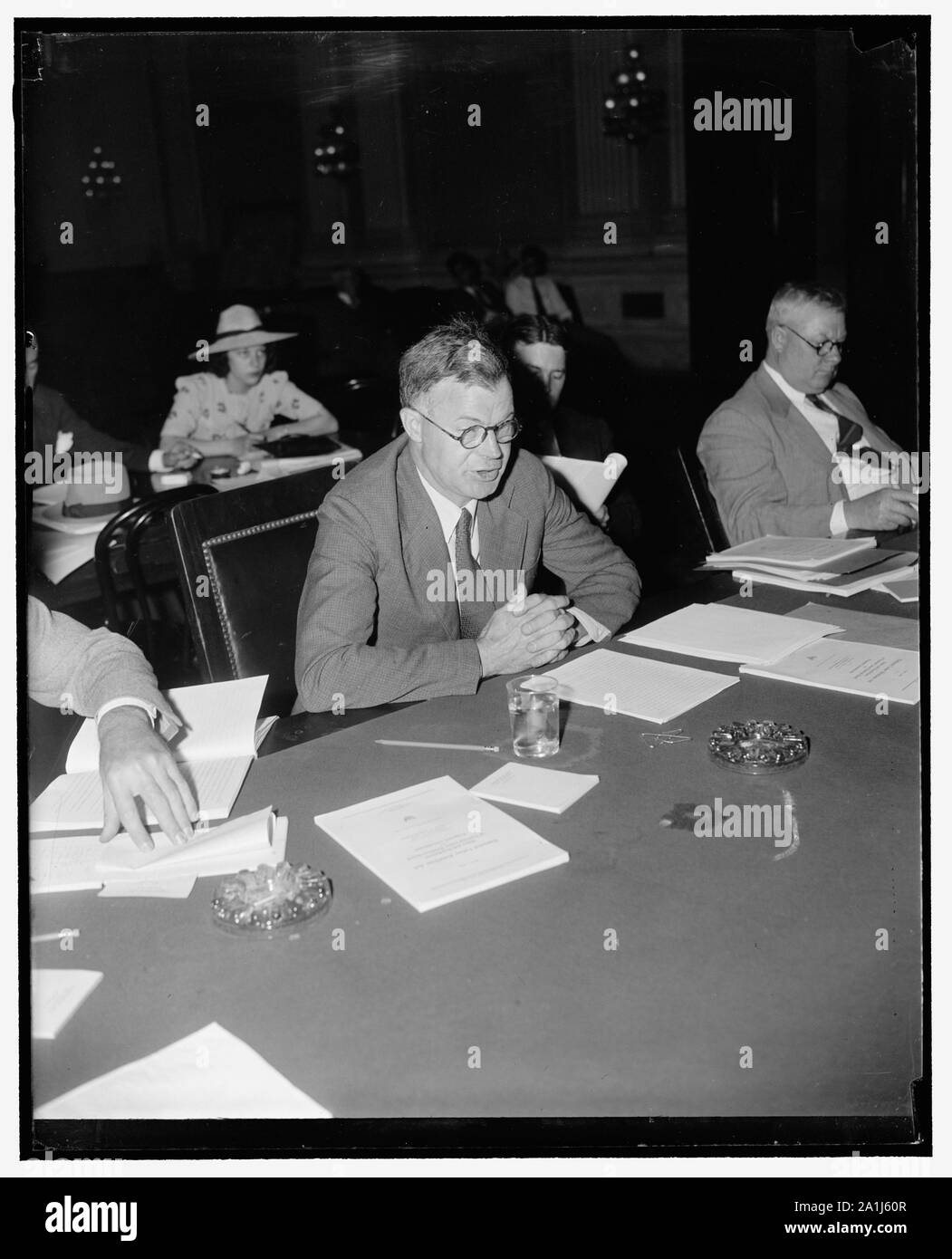 NLRB Vorsitzende sagt House Committee, das Haus von der Mitglieder sind halbe Wahrheiten." Washington, D.C., 23. J. Warren Madden, Vorsitzender des NLRB sagte der Haus Arbeit Ausschuss, die Anklagen gegen die NLRB durch drei Haus Kritiker stützen sich auf "halbe Wahrheiten, Fehlinformationen oder eine bewusste Täuschung." Er den Ausschuss, die Anhörungen auf der Wagner Act Änderungsanträge, die der Vorstand nicht ohne Störungen erklärte, aber das hält einen hohen durchschnittlichen von Fairness und Konsequenz und Fairness Stockfoto
