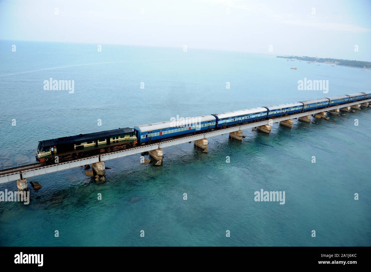 RAMESHWARAM Tamil Nadu, Indien - Eine Zugfahrt durch die Pamban-Brücke ist die zweitgrößte Eisenbahnbrücke Indiens Stockfoto