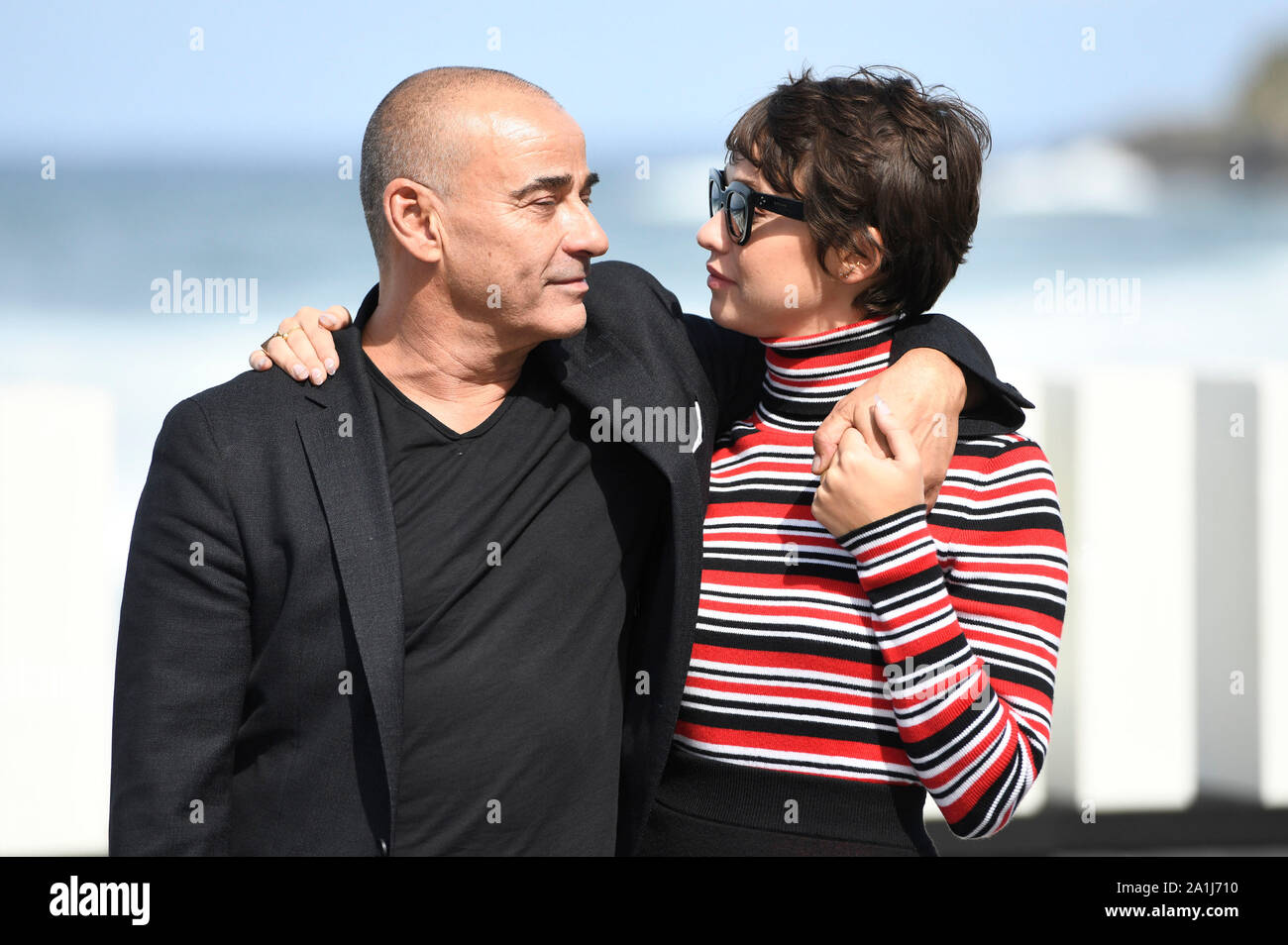 Eduard Fernandes mit Tochter Greta Fernandez am Fotoshooting zu 'La Hija de un Ladrón/ein Dieb Tochter' an der 67th San Sebastian International Film Festival / Festival Internacional de Cine de San Sebastián auf dem Kursaal Terasse. San Sebastian, 25.09.2019 | Verwendung weltweit Stockfoto