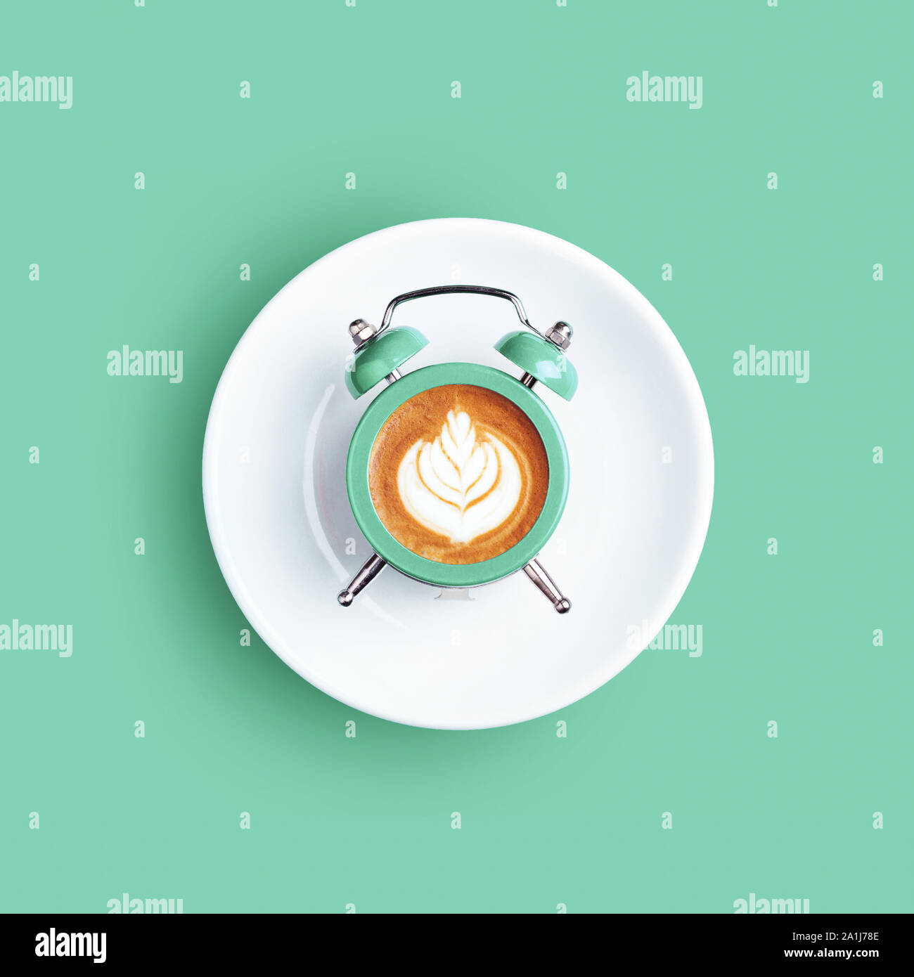 Wecker mit dem Zifferblatt mit Cappuccino auf Minze Hintergrund. Minimale gestylt kaffee zeit Konzept. Stockfoto