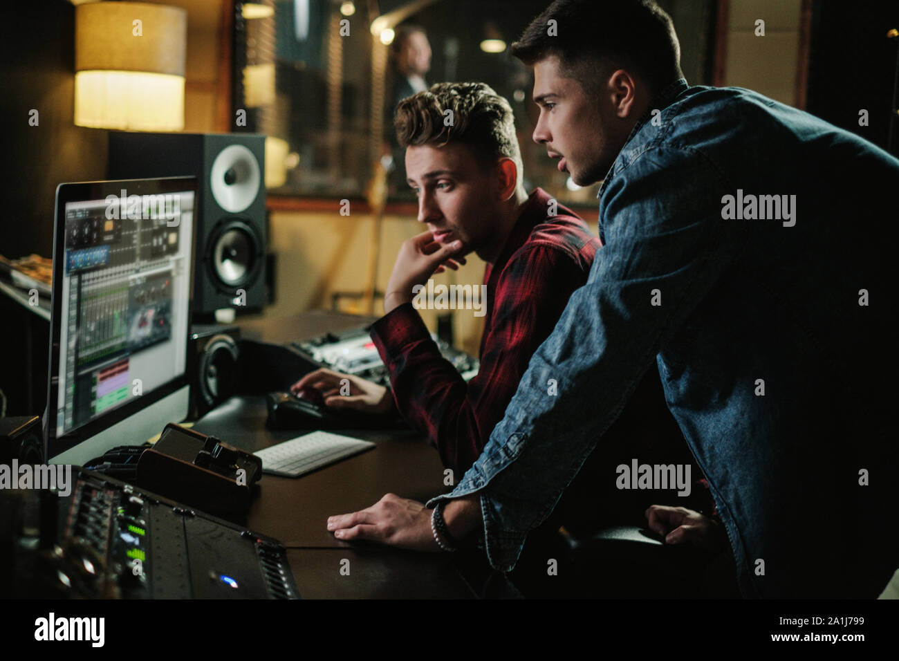 Sound Engineer arbeiten im Music Studio Stockfoto