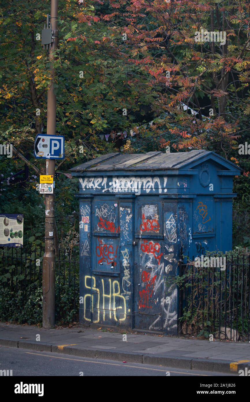 Eine alte Polizei rufen, entlang West Port in Edinburgh. Stockfoto