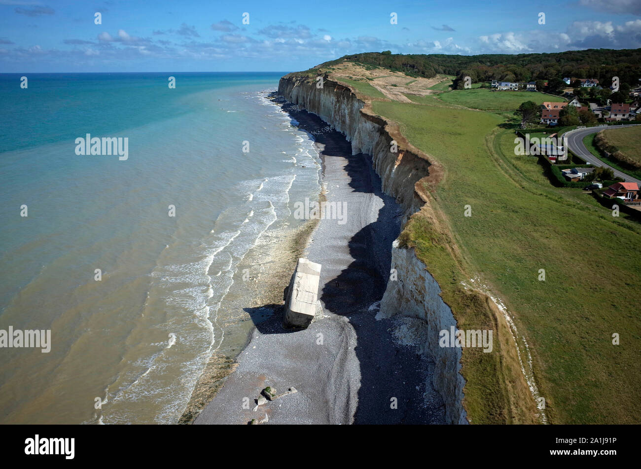 Sainte-Marguerite-sur-Mer (Frankreich): Luftaufnahme des Blockhauses, die sich am Strand an der Unterseite durch Meer Erosion und co von der Klippe fiel Stockfoto