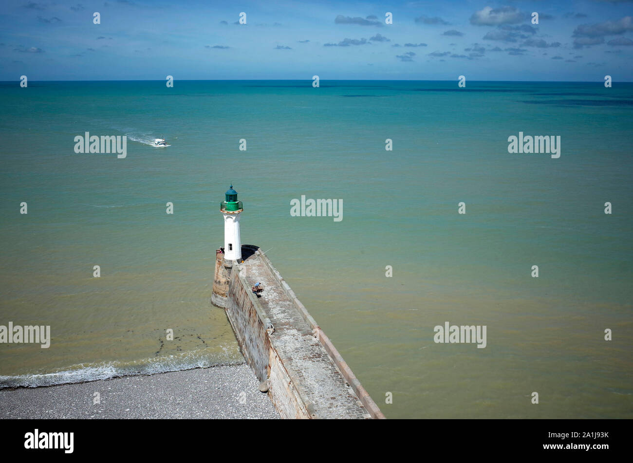 Saint-Valery-en-Caux (Normandie, Frankreich): Luftaufnahme der Leuchtturm und der Pier. Boot zurück zum Hafen Stockfoto