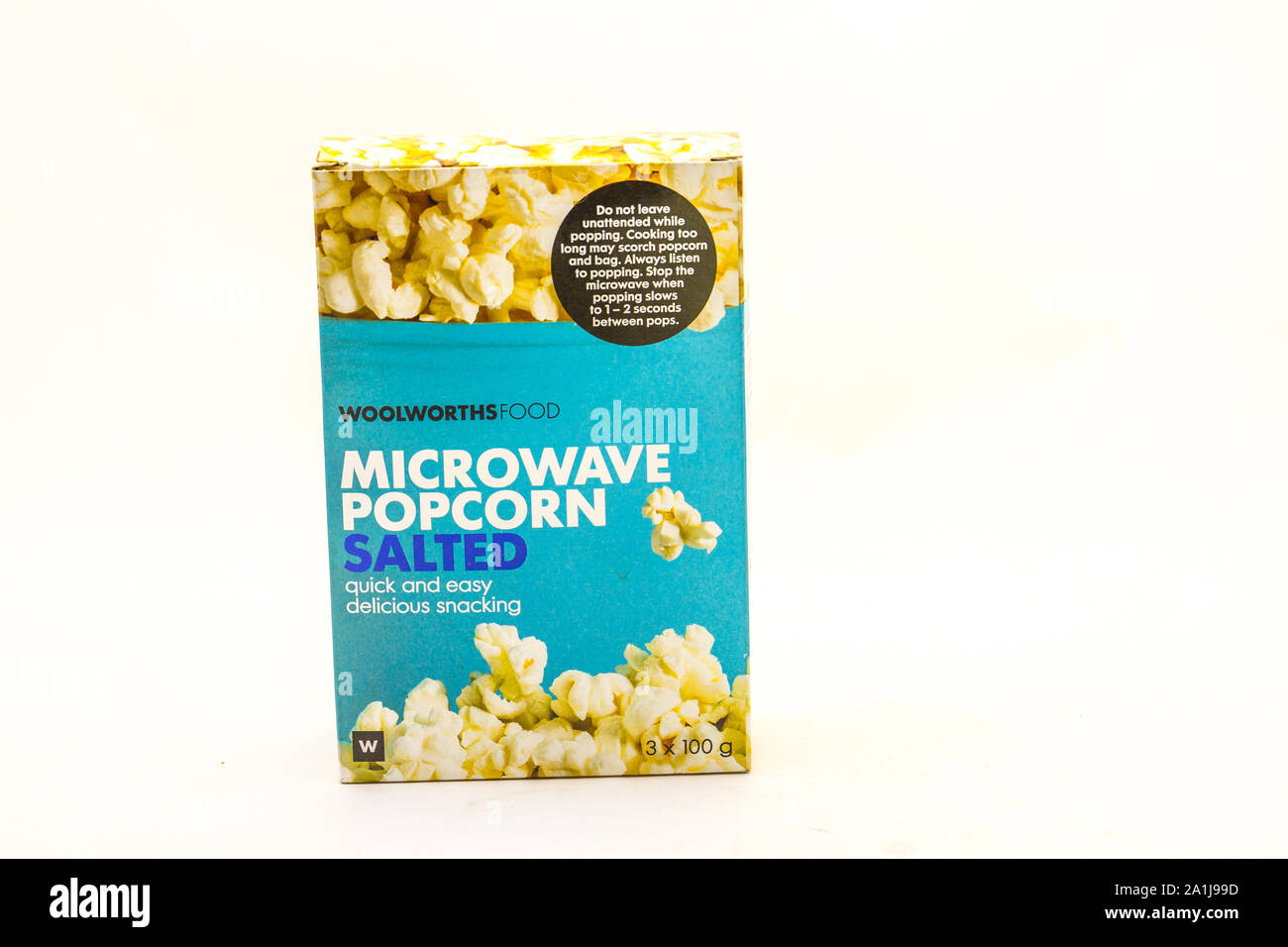 Alberton, Südafrika - ein Paket von Woolworths Lebensmittel Mikrowelle Popcorn auf einen klaren Hintergrund Bild mit Kopie Raum im Querformat isoliert Stockfoto