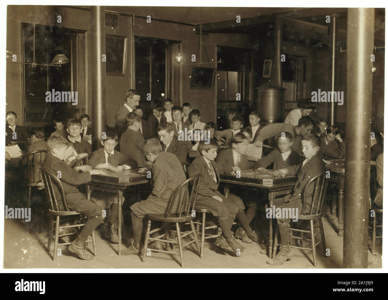 Name: In der Newsboys Leseraum. Die jungen Spieler an den Tischen spielen sitzt. Boston 1915 ausstellen. Okt. 1909. Stockfoto