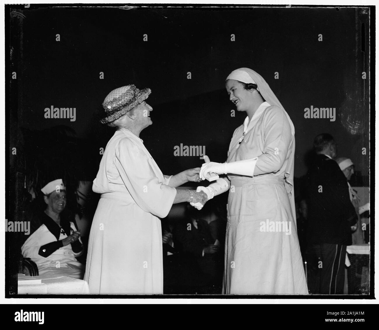 Nancy Senior erhält Diplom als graue Dame. Washington, D.C., am 26. April. Miss Nancy Leiter, Tochter von Frau Joseph senior und Prominenten in Kapital Gesellschaft, heute Graduierte als Mitglied der Grauen Lady Unit am Walter Reed Krankenhaus und wurde mit einem Diplom von Frau Henry R. Rea, der Ehrenvorsitzende und Gründer der Organisation vorgestellt. Heute markiert den Abschluss der zwölften Schulung des Grauen Damen des Roten Kreuzes Stockfoto