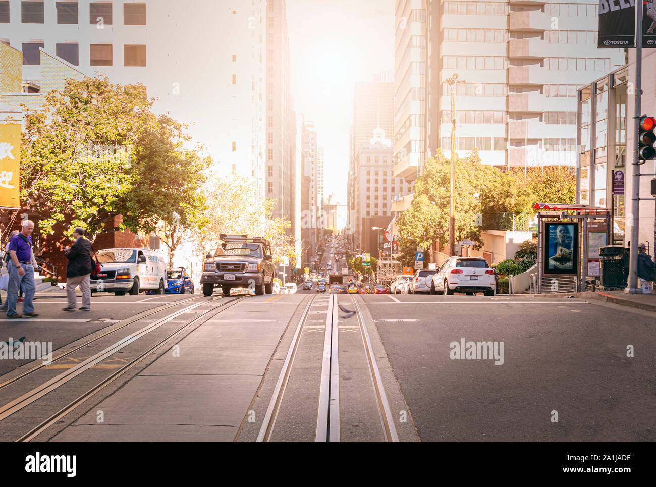 San Francisco, CA, USA, Oktober 2016: Mit der California Street Cable Car schienen und Stadtverkehr in San Francisco Stockfoto