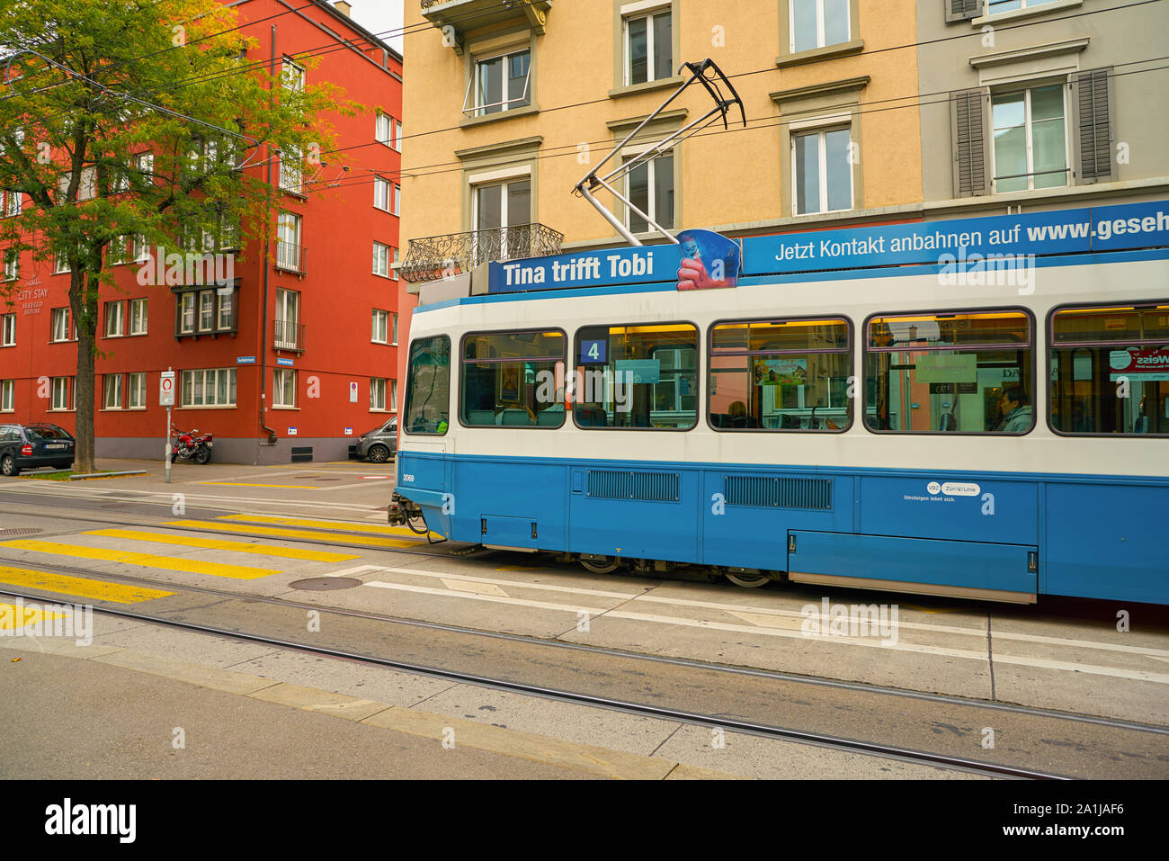 Zürich, Schweiz - ca. Oktober 2018: die Straßenbahn auf der Straße verfolgen in Zürich tagsüber. Stockfoto