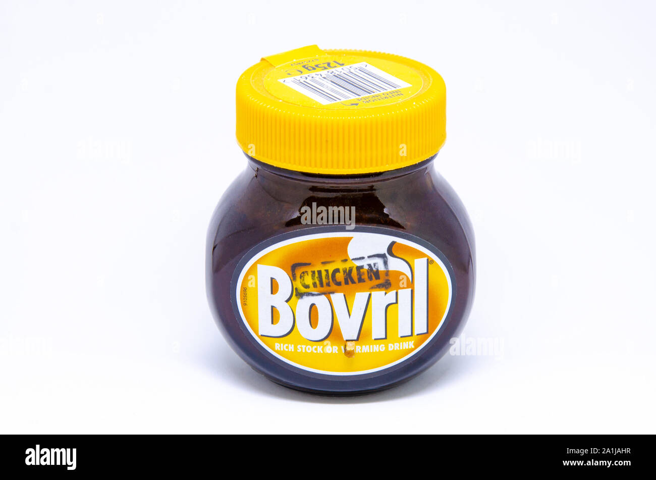 Ein Glas mit Huhn geschmack Bovril auf einem weißen Hintergrund. Stockfoto