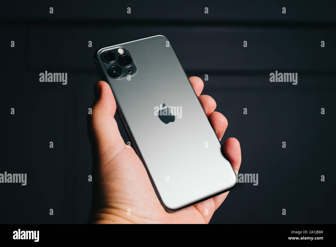 RIGA, September 2019 - Das neue Apple iPhone 11 Pro Max für redaktionelle Zwecke angezeigt wird. Stockfoto