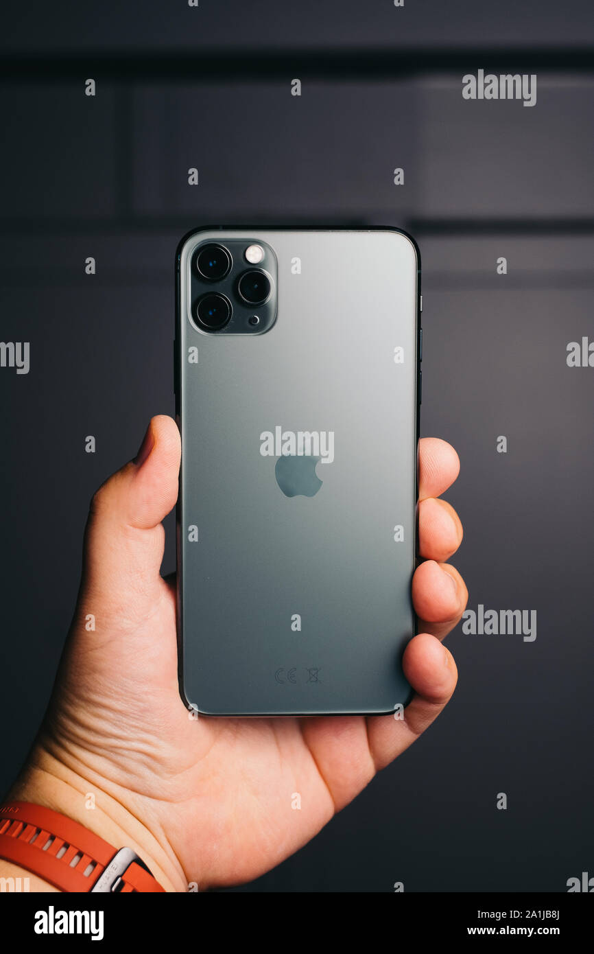 RIGA, September 2019 - Das neue Apple iPhone 11 Pro Max für redaktionelle Zwecke angezeigt wird. Stockfoto