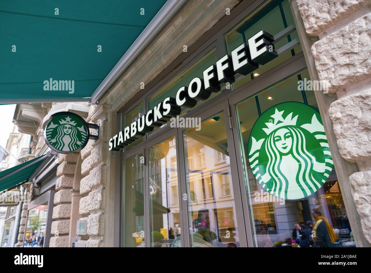 Starbucks Logo Schweiz Stockfotos und -bilder Kaufen - Alamy