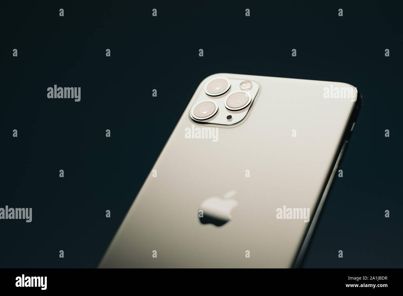 RIGA, September 2019 - Das neue Apple iPhone 11 Pro Max für redaktionelle Zwecke angezeigt wird. Stockfoto