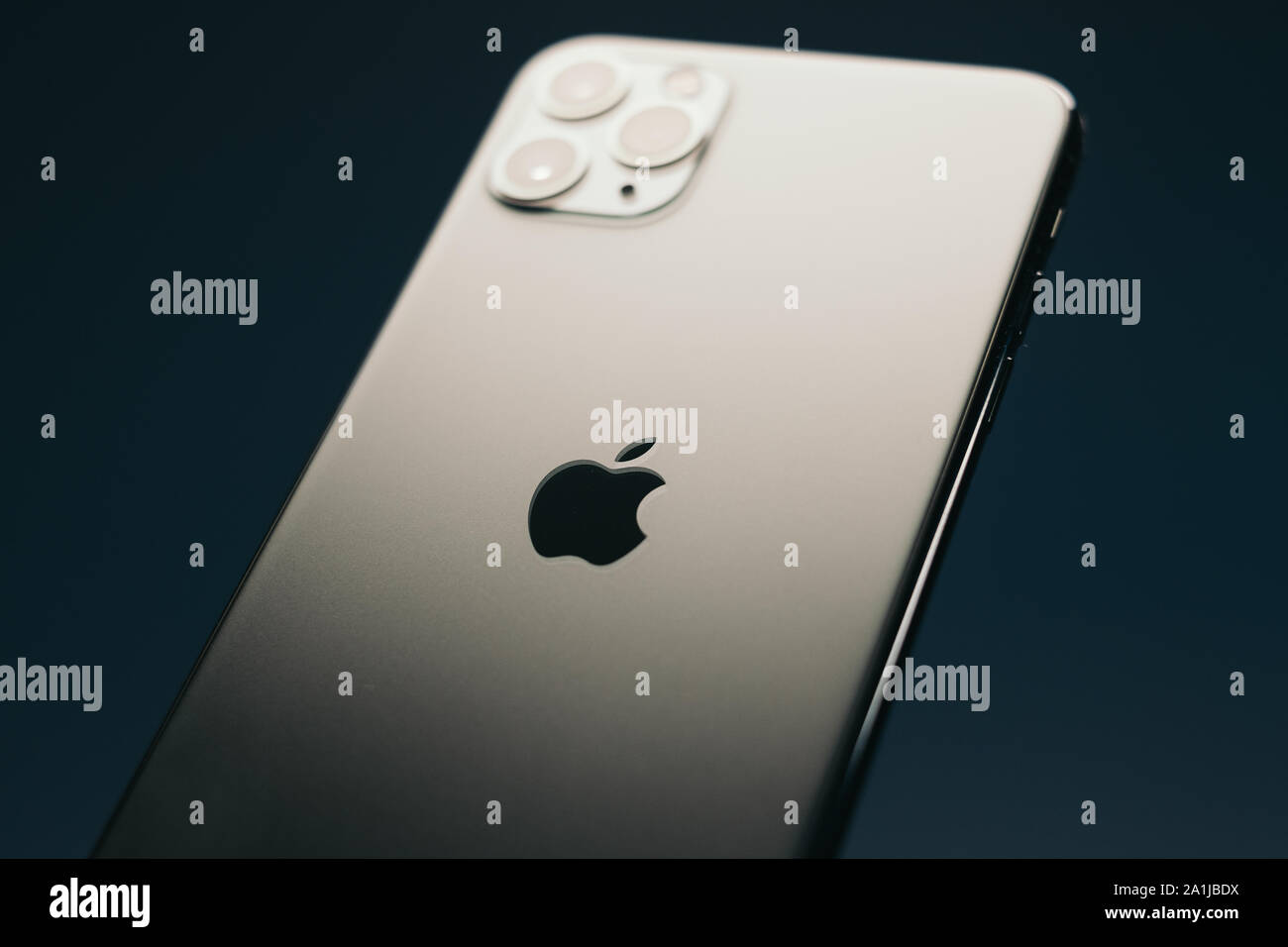 RIGA, September 2019 - Das neue Apple iPhone 11 Pro Max für redaktionelle Zwecke angezeigt wird. Stockfoto