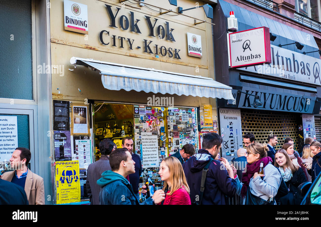Nach der Arbeit Bier an Yok Yok, Stadt kiosk Stockfoto
