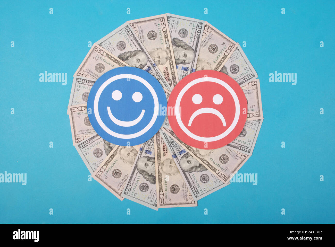 Smiley und traurige Smiley auf Kaleidoskop von Geld. Abstrakte Geld Hintergrund raster Muster wiederholen Kreis. Auf blauem Hintergrund. Hochauflösendes Foto. Stockfoto