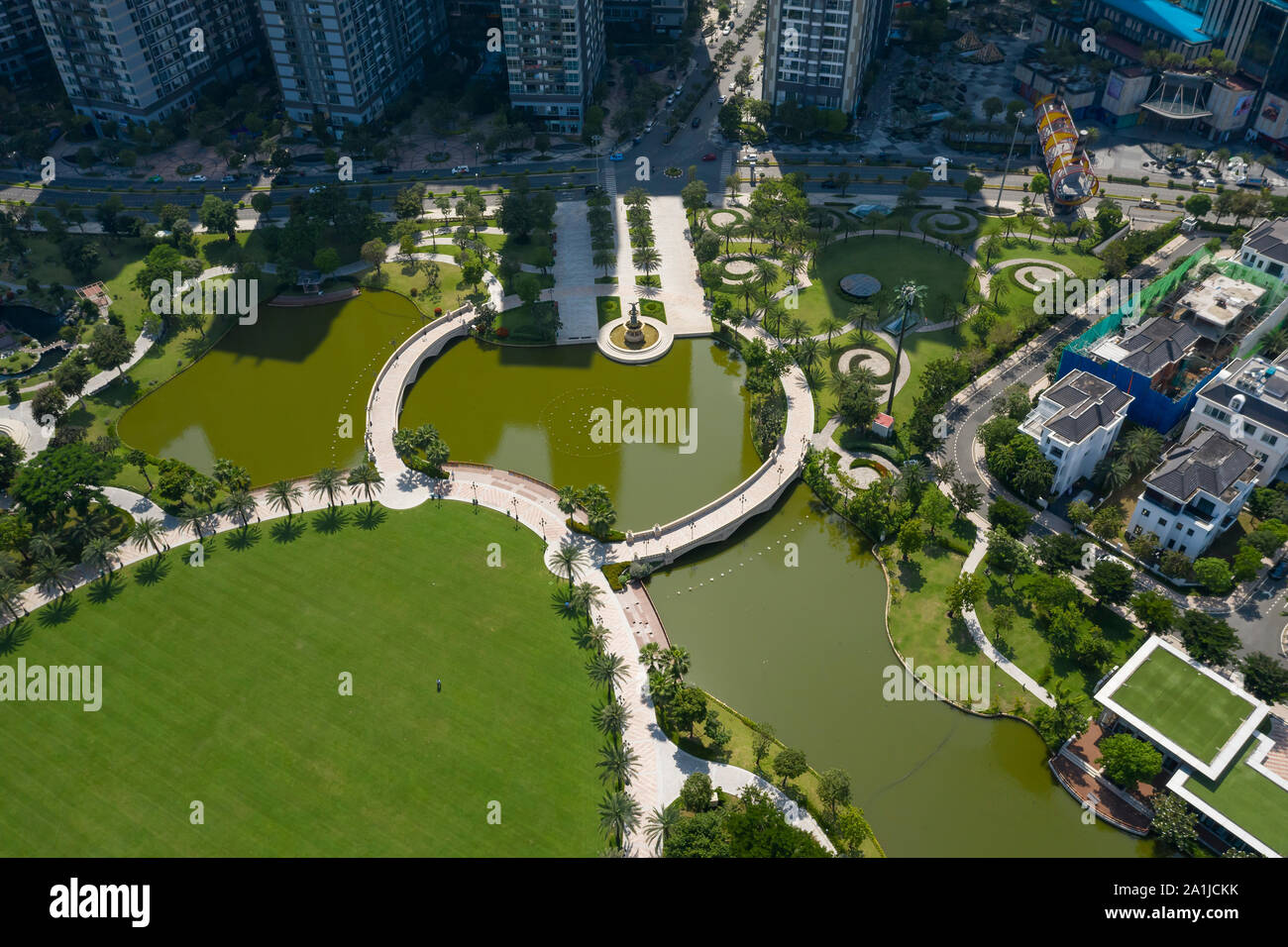 Luftaufnahme von großer Park mit schönen Gartenanlagen, Teiche
