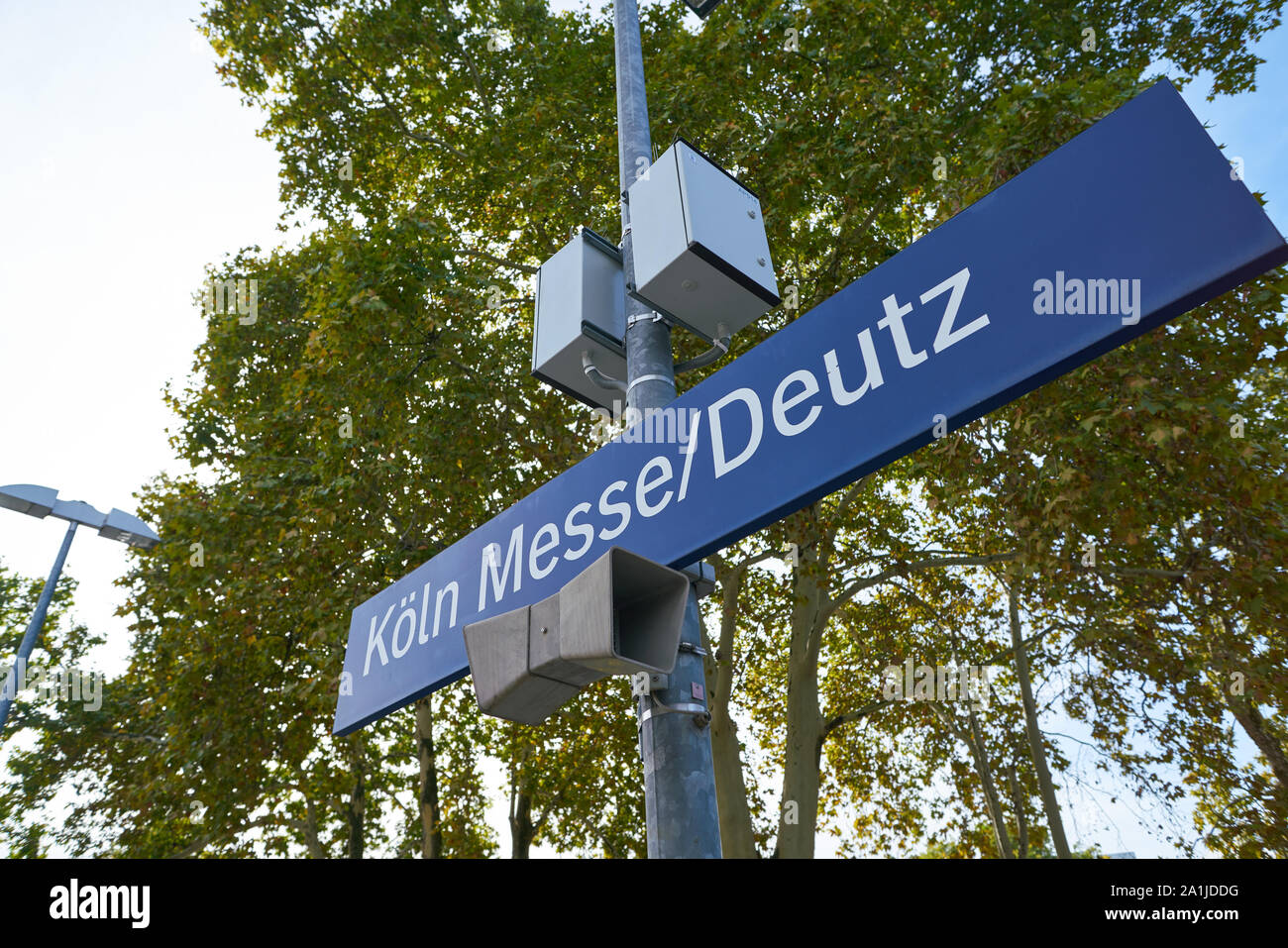 Köln, DEUTSCHLAND - ca. September 2018: Nahaufnahme von "Köln Messe/Deutz" Schild in Köln gesehen. Stockfoto