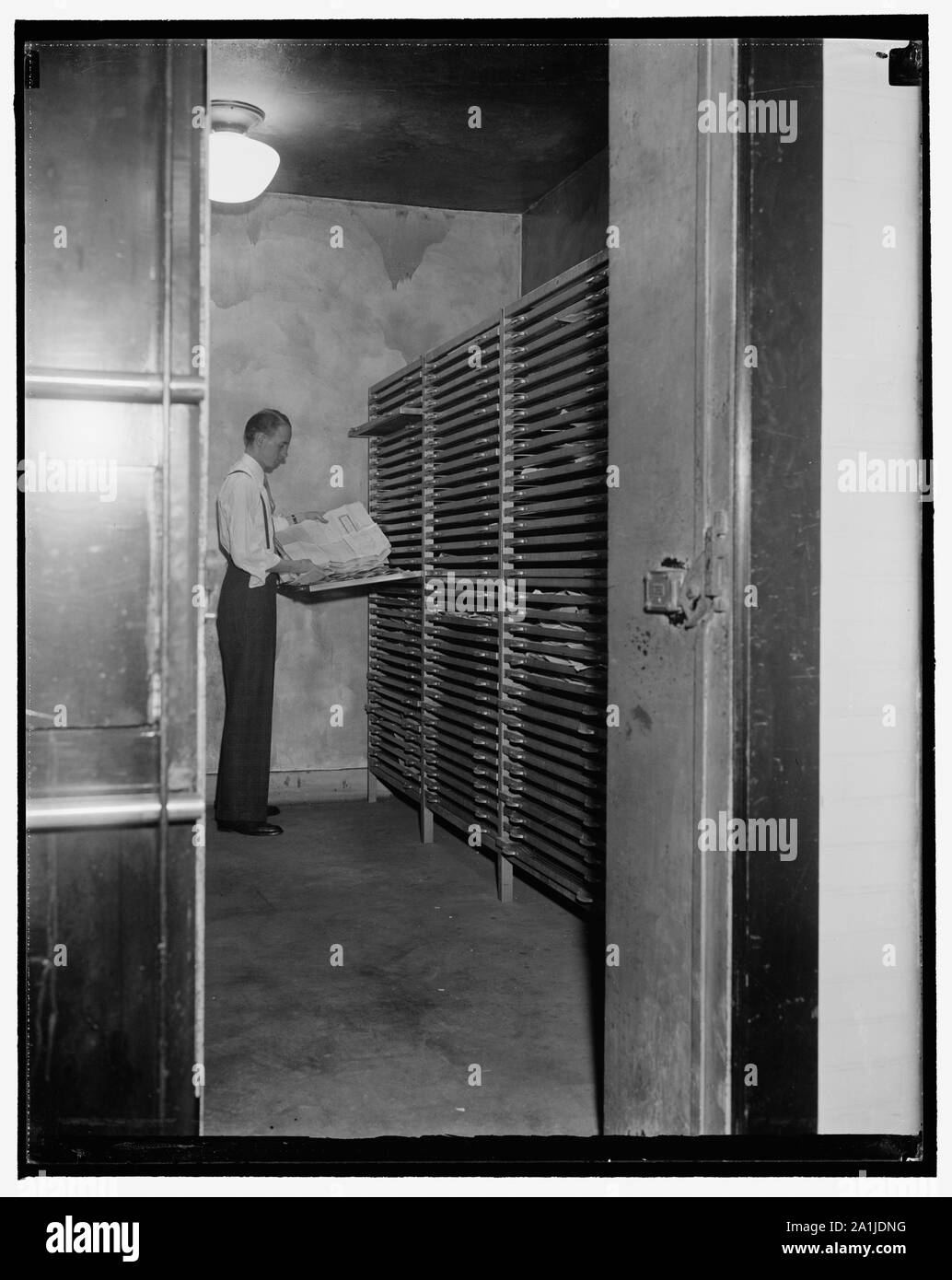 National Archives. Washington, D.C., November 22. Diese Phase der Arbeit ist wie die Befeuchtung Kammer bekannt. Papiere sind hier in Fächer links und die Luft bleibt zu allen Zeiten die Papiere zu dämpfen. Stockfoto