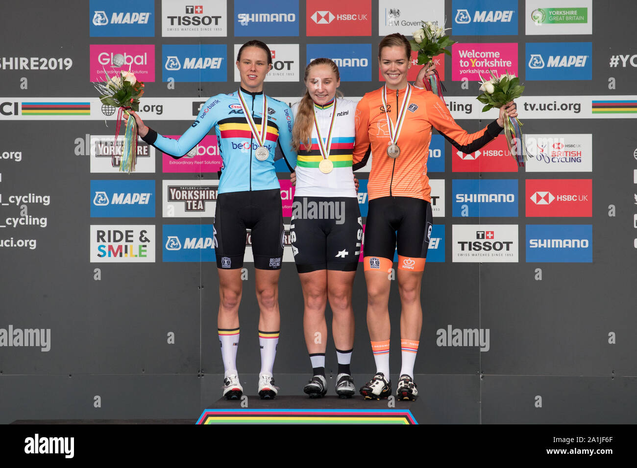 Harrogate, Großbritannien. 27 Sep, 2019. HARROGATE, 27-09-2019, Radfahren, WK WIELRENNEN, Weltmeisterschaften, Junioren vrouwen, Megan Jastrab ist De Nieuwe wereldkampioen Bij de Junioren vrouwen voor Julie de Wilde en Lieke Nooijen Credit: Pro Schüsse/Alamy leben Nachrichten Stockfoto