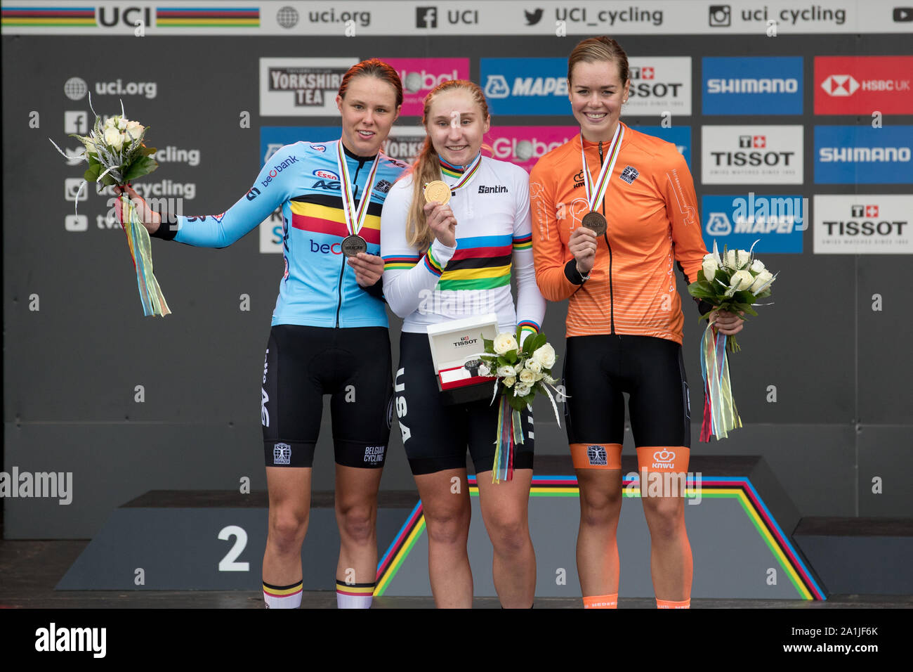 Harrogate, Großbritannien. 27 Sep, 2019. HARROGATE, 27-09-2019, Radfahren, WK WIELRENNEN, Weltmeisterschaften, Junioren vrouwen, Megan Jastrab ist De Nieuwe wereldkampioen Bij de Junioren vrouwen voor Julie de Wilde en Lieke Nooijen Credit: Pro Schüsse/Alamy leben Nachrichten Stockfoto