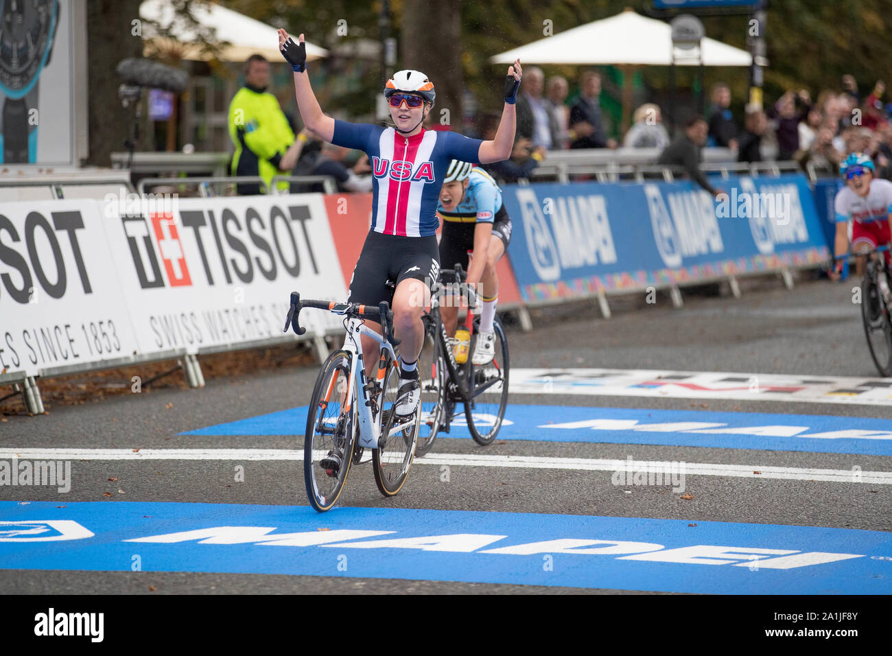 Harrogate, Großbritannien. 27 Sep, 2019. HARROGATE, 27-09-2019, Radfahren, WK WIELRENNEN, Weltmeisterschaften, Junioren vrouwen, Megan Jastrab ist De Nieuwe wereldkampioen Bij de Junioren vrouwen voor Julie de Wilde en Lieke Nooijen Credit: Pro Schüsse/Alamy leben Nachrichten Stockfoto