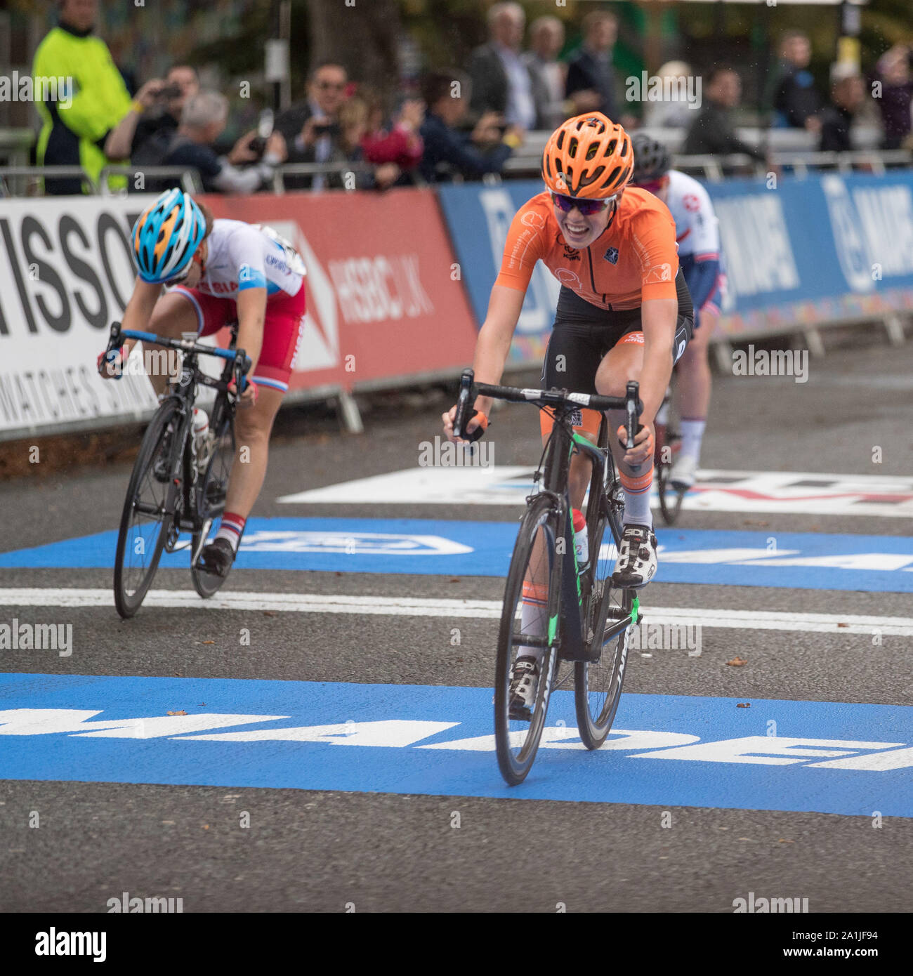 Harrogate, Großbritannien. 27 Sep, 2019. HARROGATE, 27-09-2019, Radfahren, WK WIELRENNEN, Weltmeisterschaften, Junioren vrouwen, Megan Jastrab ist De Nieuwe wereldkampioen Bij de Junioren vrouwen voor Julie de Wilde en Lieke Nooijen Credit: Pro Schüsse/Alamy leben Nachrichten Stockfoto