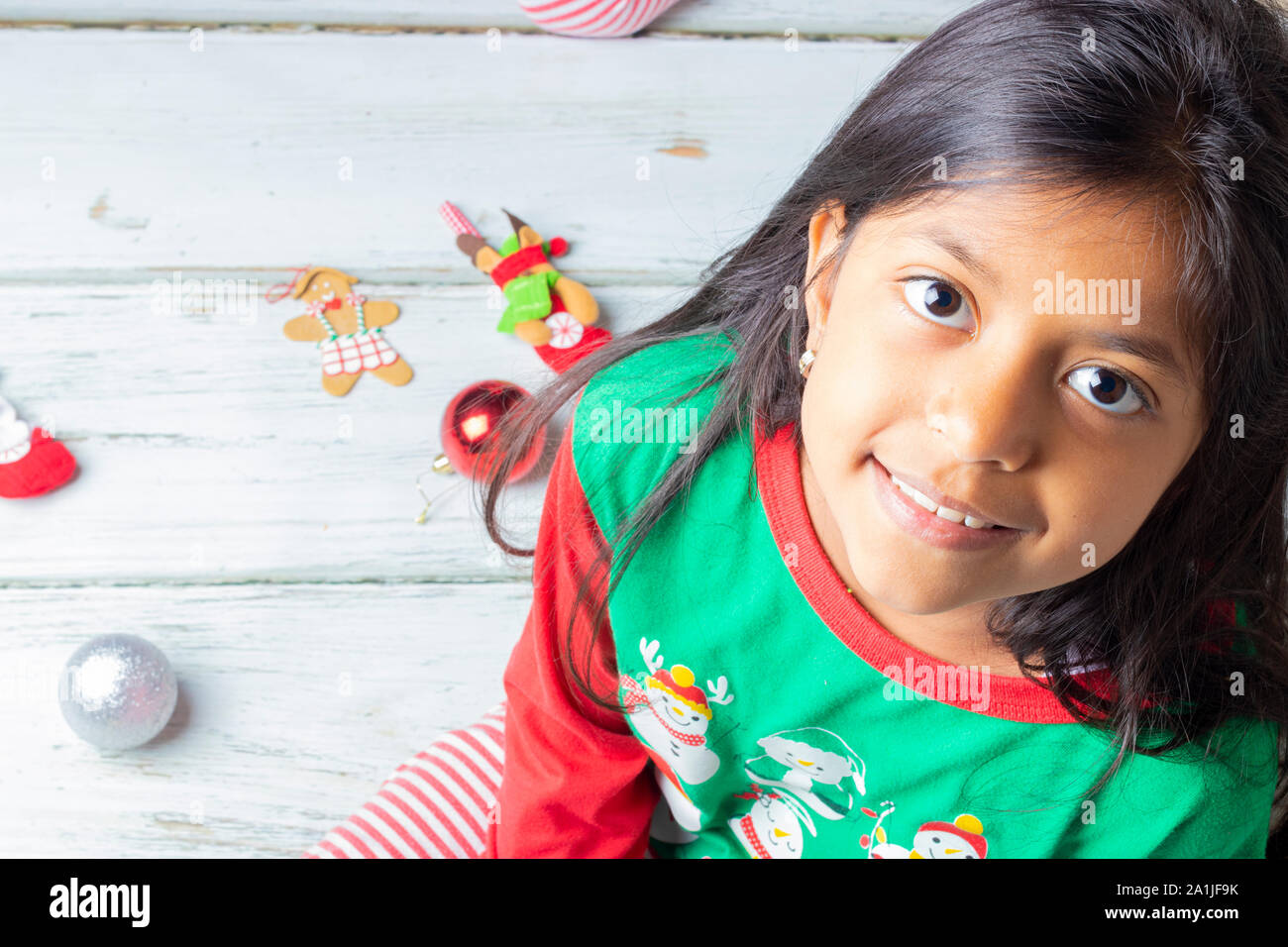 Süße brünette Mädchen mit Weihnachten Schlafanzug lächelnd Stockfoto