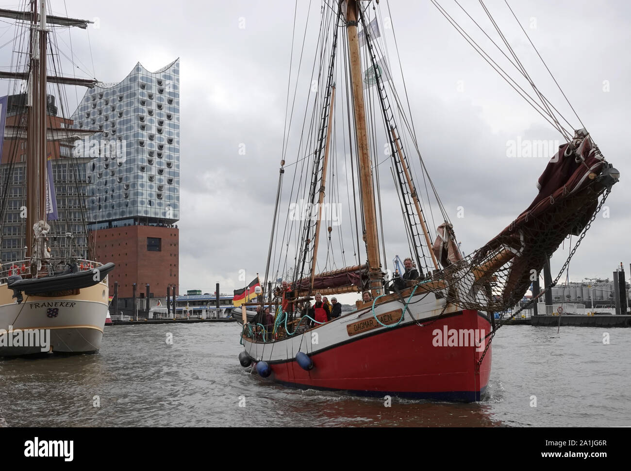 Hamburg, Deutschland. 27 Sep, 2019. Das Segelschiff "Dagmar Aaen" mit der Polarforscher Arved Fuchs und seine Crew Mauren in den Hafen nach der Rückkehr von der Expedition "Ocean". Zusammen mit einem Team von Wissenschaftlern, Fuchs hat Veränderungen in der Arktis auf seinem Segelschiff "Dagmar Aaen" an der Ostküste von Grönland in den letzten Monaten untersucht. Credit: Magdalena Tröndle/dpa/Alamy leben Nachrichten Stockfoto