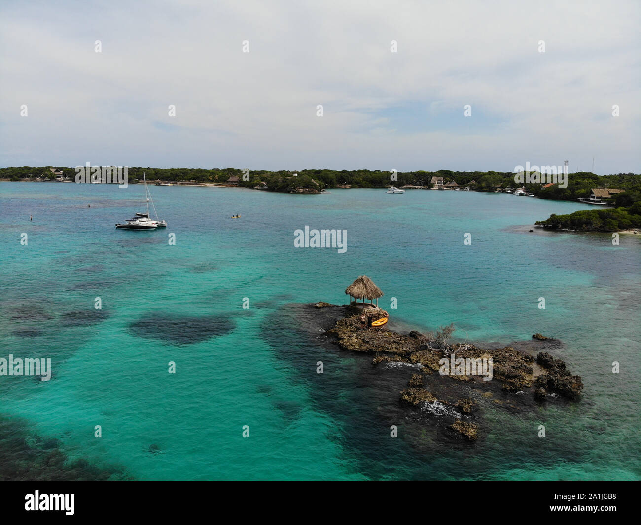 Paradies auf einer Insel mit Blick auf das türkisfarbene Wasser Stockfoto