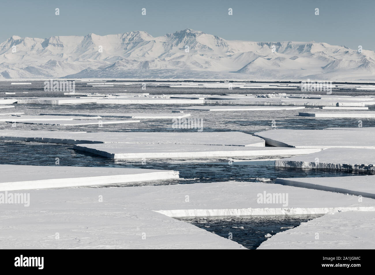 Eisschollen aus dem Auseinanderbrechen der Meereis vor der Ross Ice Shelf und im McMurdo Sound. In der Nähe von Scott Base und McMurdo Station, Antarktis Stockfoto