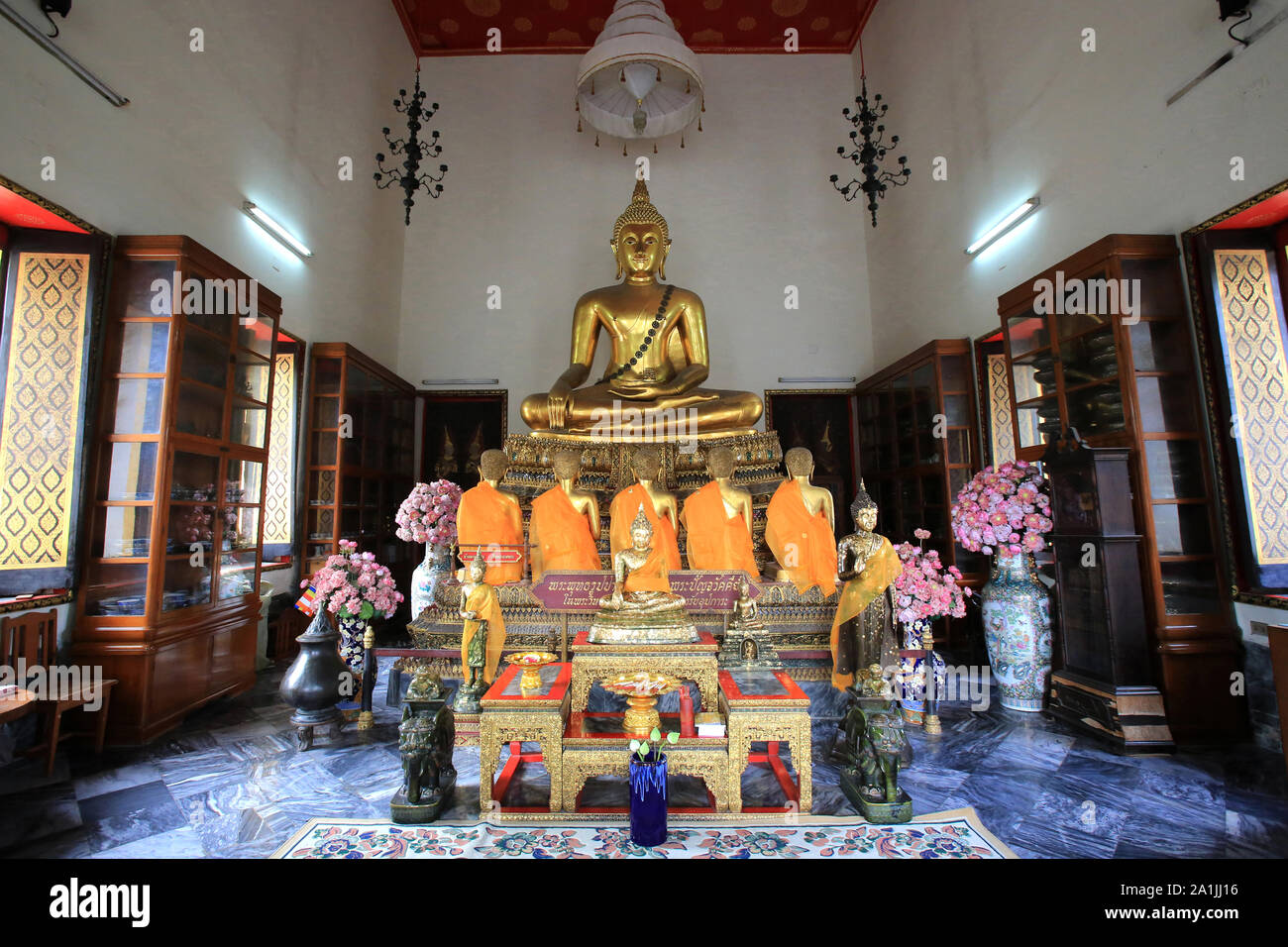 Bouddha donnant Sohn premier Predigt aux cinq Jünger à Bénarés. Kondanna, Vappa, Bhadiya, Mahanama et Assaji. Le Vihara Sud. Wat Pho, Wat Phra Chett Stockfoto